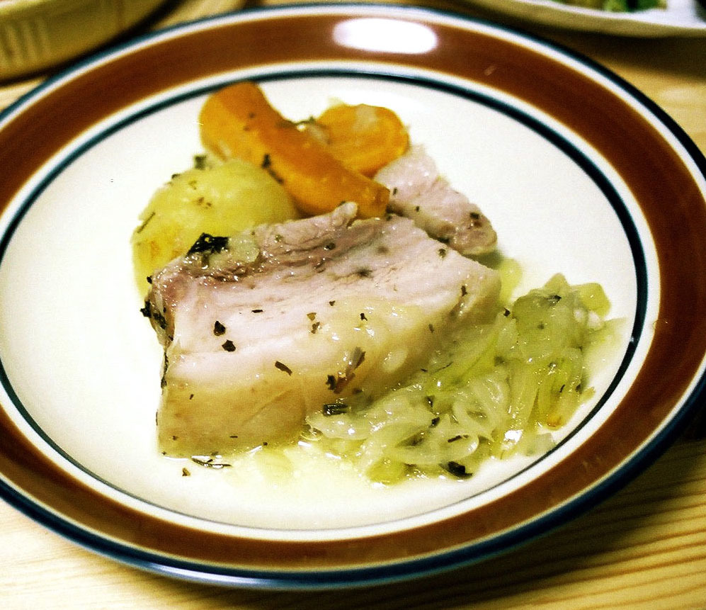 鍋を温め直し、肉と野菜を切り分けて皿に盛りつけマスタードを添える。