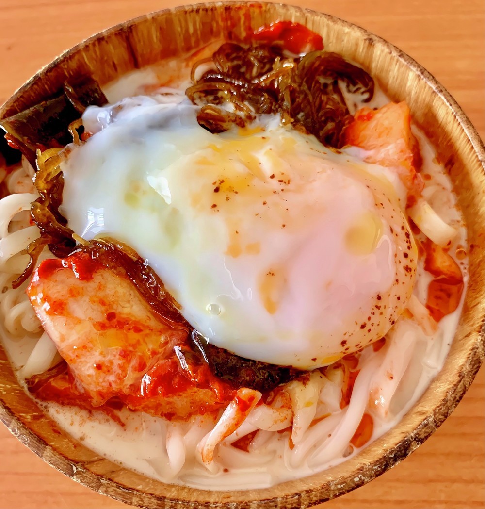 器にそうめんを盛りつけ、ごまつゆをかける。